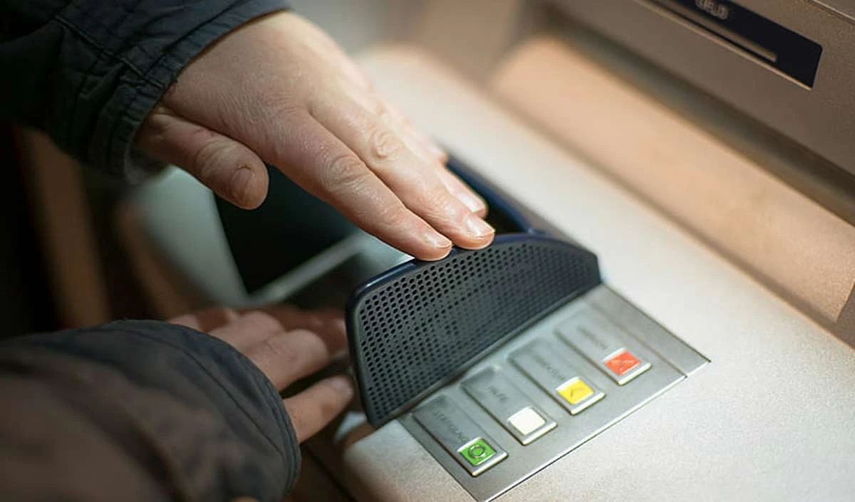 ATM फ्रॉड का नया तरीका: मशीन में छिपी ये चीजें आपका PIN और पैसा दोनों कर सकती हैं गायब ATM फ्रॉड का नया तरीका: मशीन में छिपी ये चीजें आपका PIN और पैसा दोनों कर सकती हैं गायब
