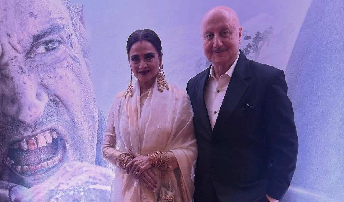 Anupam Kher ने Rekha के लिए लिखा दिल छू लेने वाला नोट, 120 बहादुर के प्रीमियर पर हुई खास मुलाकात, ‘अनंत सौंदर्य’ की उपमा Anupam Kher ने Rekha के लिए लिखा दिल छू लेने वाला नोट, 120 बहादुर के प्रीमियर पर हुई खास मुलाकात, 'अनंत सौंदर्य' की उपमा
