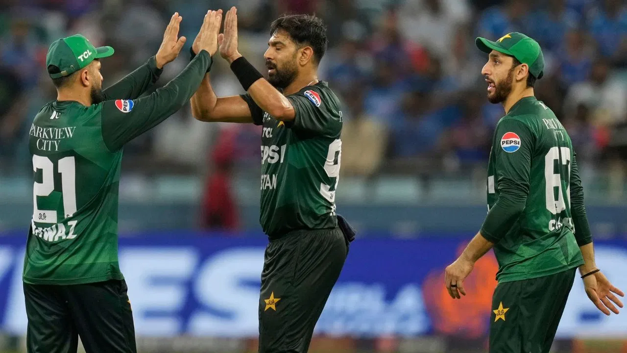 Asia Cup 2025: हारिस रऊफ पर लगा इतने मैचों का बैन, सूर्या-बुमराह को भी मिली सजा Asia Cup 2025: हारिस रऊफ पर लगा इतने मैचों का बैन, सूर्या-बुमराह को भी मिली सजा