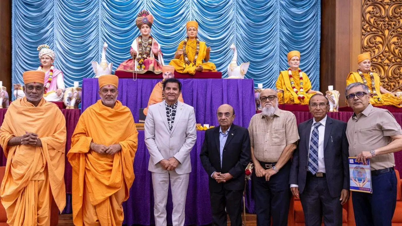 BAPS मुंबई ने ‘हीलिंग द हीलर्स’ मेडिको-स्पिरिचुअल सिम्पोजियम का किया आयोजन, प्रसिद्ध डॉक्टरों ने लिया हिस्सा BAPS मुंबई ने 'हीलिंग द हीलर्स' मेडिको-स्पिरिचुअल सिम्पोजियम का किया आयोजन, प्रसिद्ध डॉक्टरों ने लिया हिस्सा