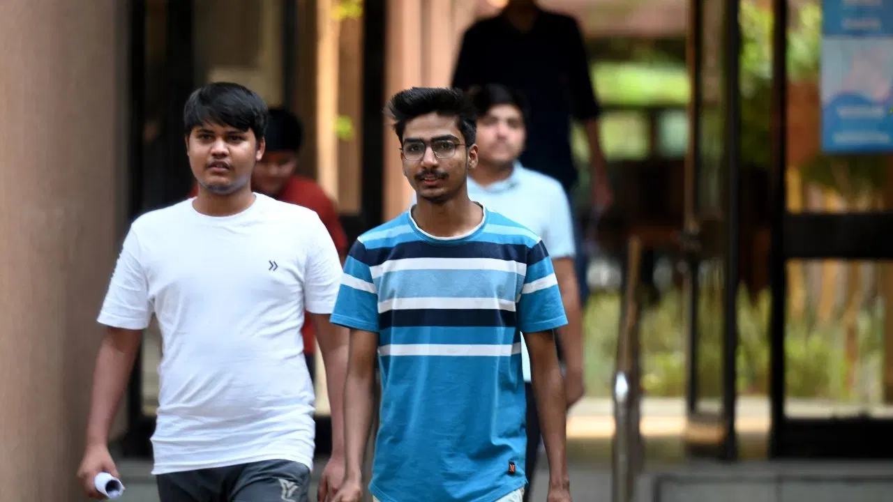 BSSC भर्ती 2025: CGL-4 और ऑफिस अटेंडेंट भर्ती के लिए बढ़ी सीटें BSSC भर्ती 2025: CGL-4 और ऑफिस अटेंडेंट भर्ती के लिए बढ़ी सीटें