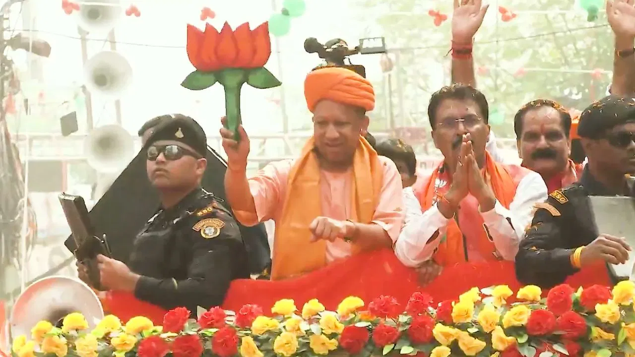 Bihar Election 2025: CM योगी के रोड शो में उमड़ा जनसैलाब, बुलडोजर बाबा-हिंदू हृदय सम्राट के नारे गूंजे Bihar Election 2025: CM योगी के रोड शो में उमड़ा जनसैलाब, बुलडोजर बाबा-हिंदू हृदय सम्राट के नारे गूंजे