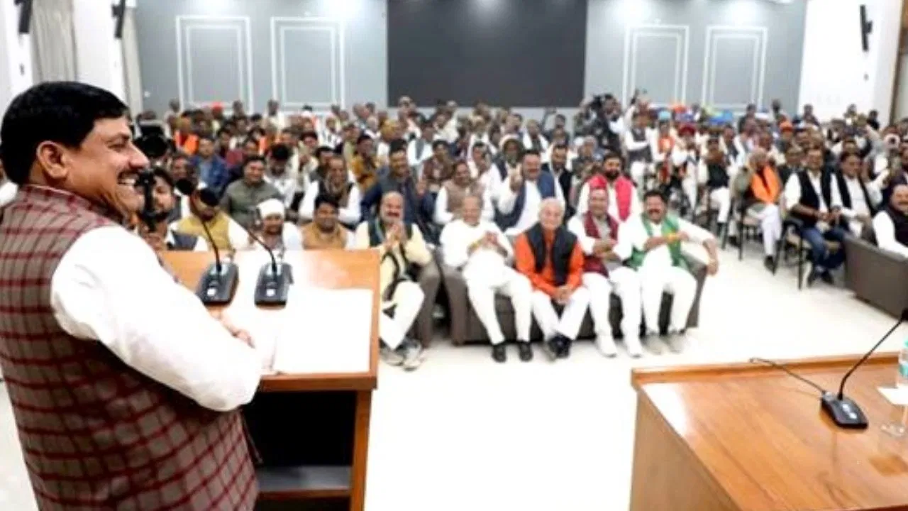CM मोहन यादव ने श्योपुर के किसानों से की मुलाकात, बोले- आपके लिए सरकार सजग और संवेदनशील CM मोहन यादव ने श्योपुर के किसानों से की मुलाकात, बोले- आपके लिए सरकार सजग और संवेदनशील