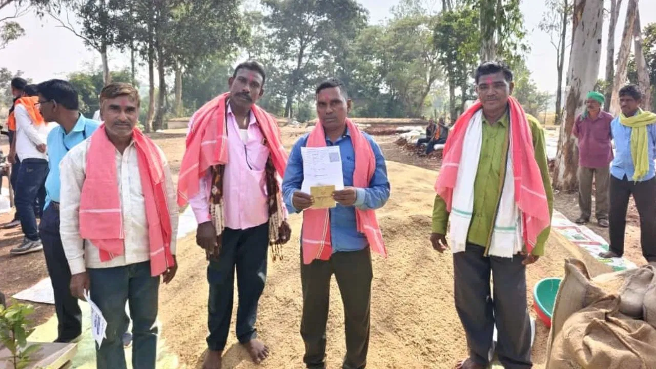 Chhattisgarh: पहले दिन 188 केंद्रों में किसानों से 18639 क्विंटल धान की हुई खरीदी Chhattisgarh: पहले दिन 188 केंद्रों में किसानों से 18639 क्विंटल धान की हुई खरीदी