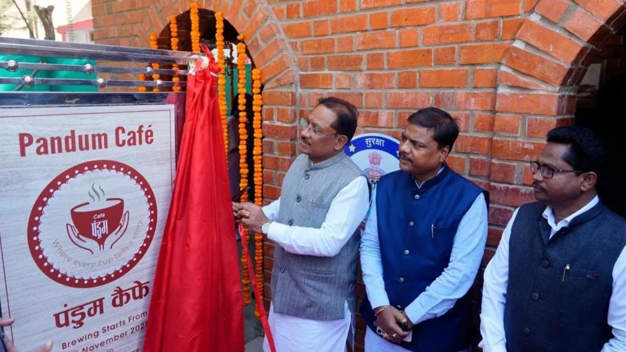 Chhattisgarh: बस्तर में ‘पंडुम कैफे’ का शुभारंभ, CM विष्णु देव साय ने हिंसा छोड़ने वालों का किया स्वागत Chhattisgarh: बस्तर में 'पंडुम कैफे' का शुभारंभ, CM विष्णु देव साय ने हिंसा छोड़ने वालों का किया स्वागत