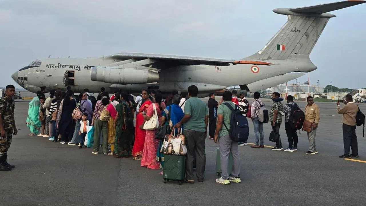 Cyclone Ditwah: श्रीलंका में चक्रवात दितवाह का कहर, IAF ने सैकड़ों लोगों को बचाया… 300 भारतीय एयरलिफ्ट Cyclone Ditwah: श्रीलंका में चक्रवात दितवाह का कहर, IAF ने सैकड़ों लोगों को बचाया... 300 भारतीय एयरलिफ्ट
