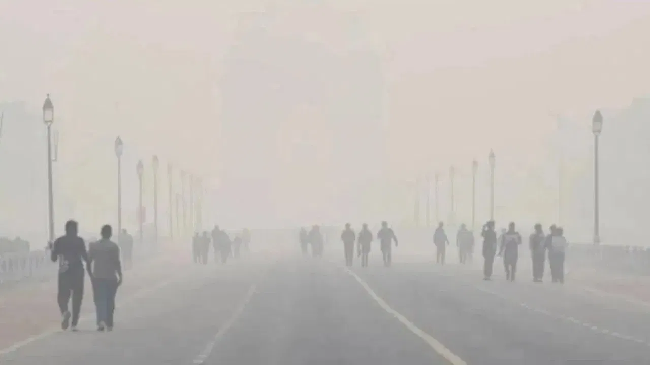 Delhi-NCR Weather: हल्की धुंध, ठिठुरन और प्रदूषण… कैसा रहेगा आज दिल्ली-एनसीआर का मौसम Delhi-NCR Weather: हल्की धुंध, ठिठुरन और प्रदूषण... कैसा रहेगा आज दिल्ली-एनसीआर का मौसम