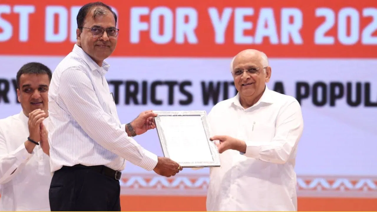 Gujarat: चिंतन शिविर 2025 में श्रेष्ठ जिला के कलेक्टर्स सम्मानित, CM भूपेंद्र पटेल ने दिए कर्मयोगी पुरस्कार Gujarat: चिंतन शिविर 2025 में श्रेष्ठ जिला के कलेक्टर्स सम्मानित, CM भूपेंद्र पटेल ने दिए कर्मयोगी पुरस्कार