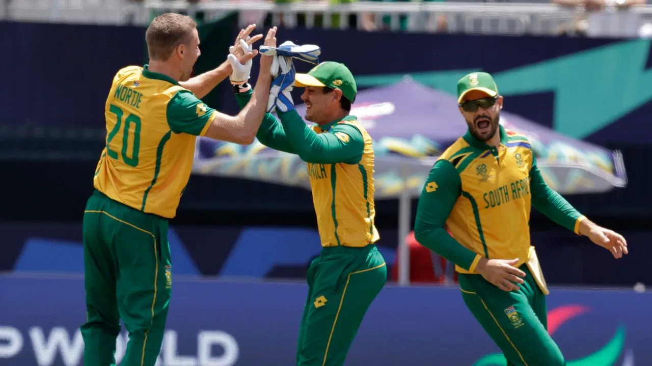 IND vs SA: गुवाहाटी टेस्ट से पहले ODI-टी20 सीरीज के लिए टीम का ऐलान, 17 महीनों बाद लौटा स्टार खिलाड़ी IND vs SA: गुवाहाटी टेस्ट से पहले ODI-टी20 सीरीज के लिए टीम का ऐलान, 17 महीनों बाद लौटा स्टार खिलाड़ी