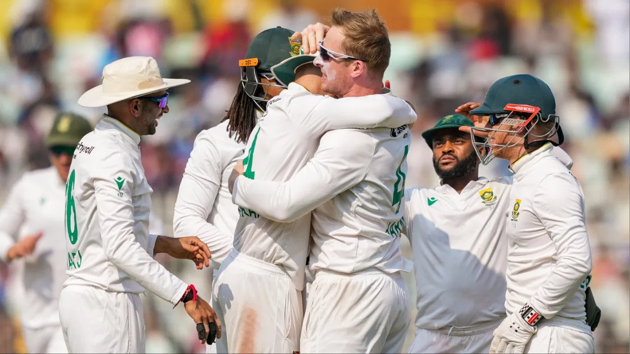 IND vs SA: साउथ अफ्रीका ने भारत को पहले टेस्ट में बुरी तरह हराया, ईडन गार्डन्स पर टूटा 53 साल का रिकॉर्ड IND vs SA: साउथ अफ्रीका ने भारत को पहले टेस्ट में बुरी तरह हराया, ईडन गार्डन्स पर टूटा 53 साल का रिकॉर्ड