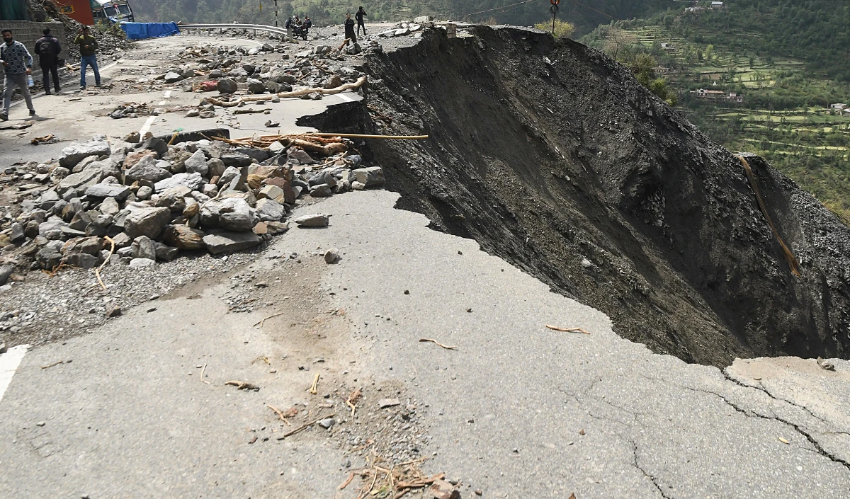 Indonesia के सुमात्रा द्वीप पर Landslides और Floods से कम से कम 10 लोगों की मौत, छह लापता Indonesia के सुमात्रा द्वीप पर Landslides और Floods से कम से कम 10 लोगों की मौत, छह लापता