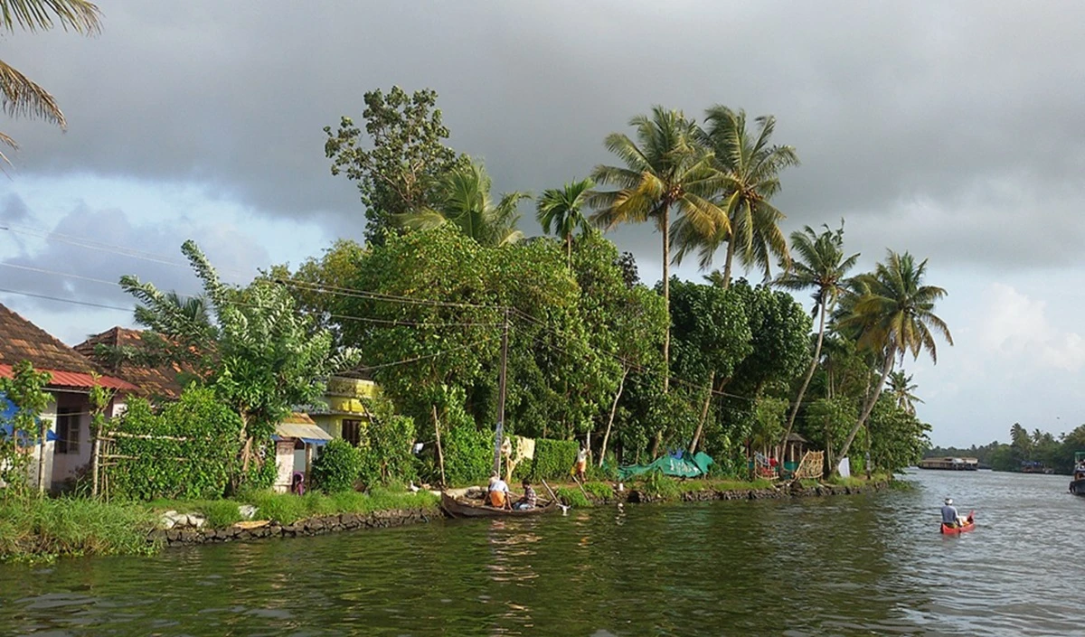 Kerala Romantic Getaways: केरल बना कपल्स का नया ड्रीम डेस्टिनेशन, हनीमून के लिए चुनें ये खास रोमांटिक जगहें Kerala Romantic Getaways: केरल बना कपल्स का नया ड्रीम डेस्टिनेशन, हनीमून के लिए चुनें ये खास रोमांटिक जगहें