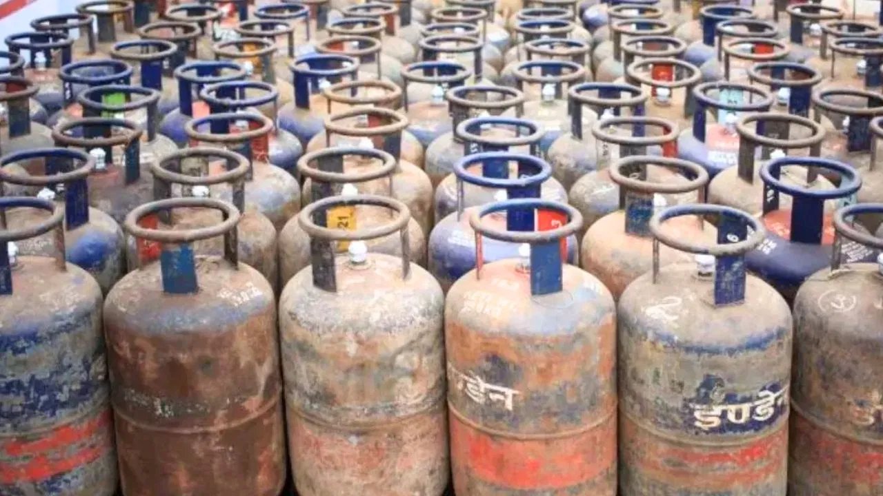 LPG Price Today: क्या नवंबर में सस्ता हुआ घरेलू गैस सिलेंडर? कमर्शियल LPG के गिरे दाम LPG Price Today: क्या नवंबर में सस्ता हुआ घरेलू गैस सिलेंडर? कमर्शियल LPG के गिरे दाम