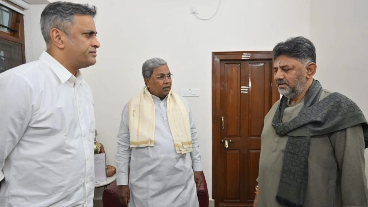 Live: सिद्धारमैया के घर पहुंचे DK शिवकुमार, नाश्ते पर हो रही दोनों की मुलाकात Live: सिद्धारमैया के घर पहुंचे DK शिवकुमार, नाश्ते पर हो रही दोनों की मुलाकात