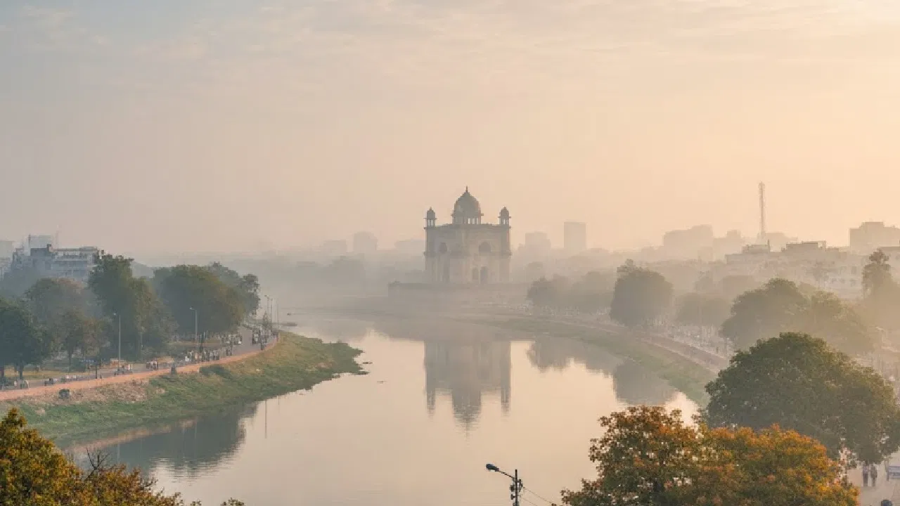 Lucknow Weather: धुंध-धूप और AQI का स्तर… लखनऊ में ऐसा रहेगा आज का मौसम Lucknow Weather: धुंध-धूप और AQI का स्तर... लखनऊ में ऐसा रहेगा आज का मौसम