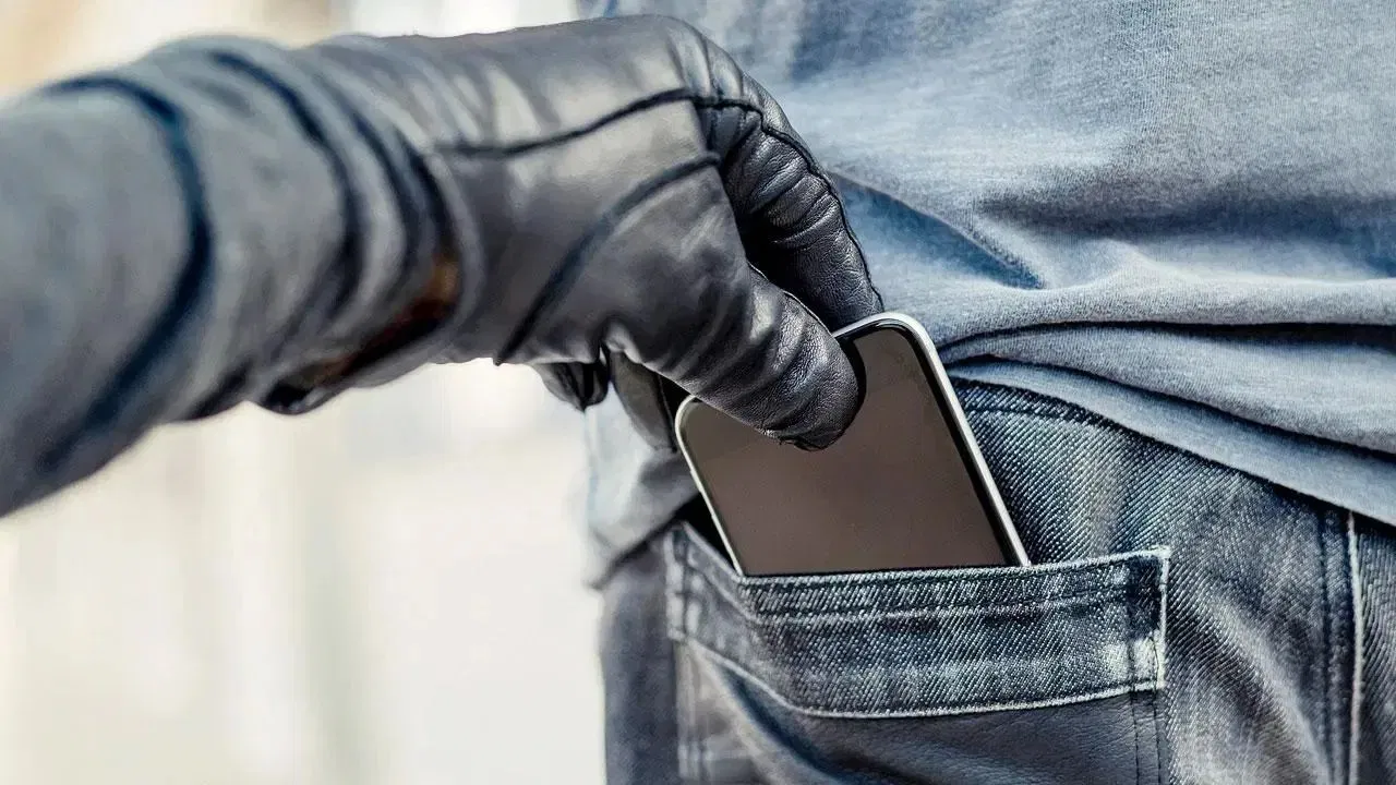 Mobile Theft: चोरी हो जाए फोन तो इस सरकारी पोर्टल पर करें शिकायत, बन जाएगा आपका काम Mobile Theft: चोरी हो जाए फोन तो इस सरकारी पोर्टल पर करें शिकायत, बन जाएगा आपका काम