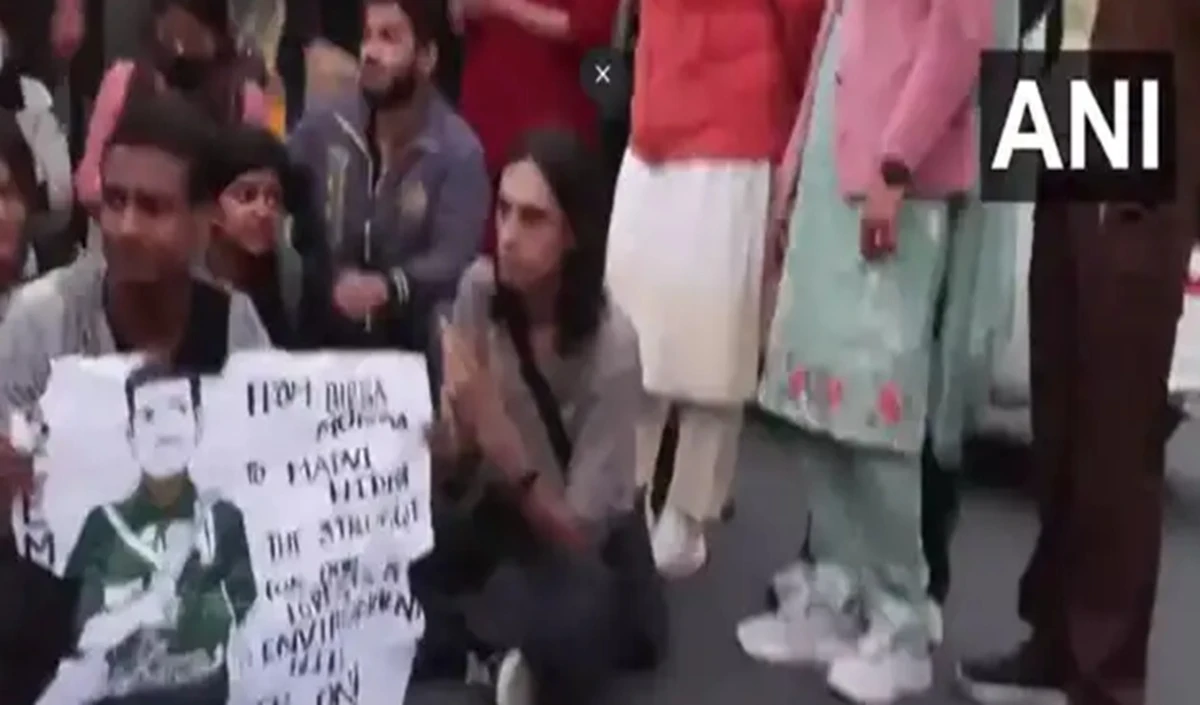 Modi का नाम लेकर बदतमीजी कर रहे थे छात्र, डरा देंगी तस्वीरें! Modi का नाम लेकर बदतमीजी कर रहे थे छात्र, डरा देंगी तस्वीरें!