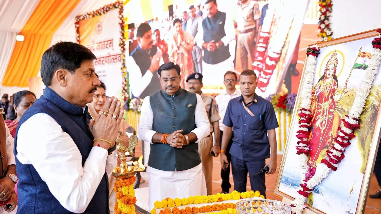 National Song: वंदे मातरम आजादी का मूल मंत्र… CM मोहन यादव ने शौर्य स्मारक पर की पुष्पांजलि, बताया राष्ट्रीय गीत का महत्व National Song: वंदे मातरम आजादी का मूल मंत्र... CM मोहन यादव ने शौर्य स्मारक पर की पुष्पांजलि, बताया राष्ट्रीय गीत का महत्व