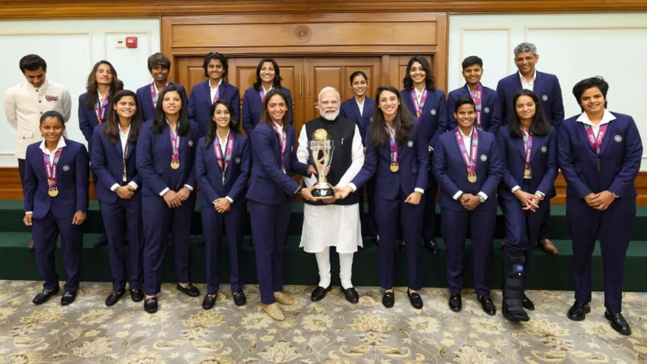 PM Modi Meets Team India: वर्ल्ड चैंपियन टीम इंडिया ने PM मोदी को दिया खास गिफ्ट, Photos PM Modi Meets Team India: वर्ल्ड चैंपियन टीम इंडिया ने PM मोदी को दिया खास गिफ्ट, Photos