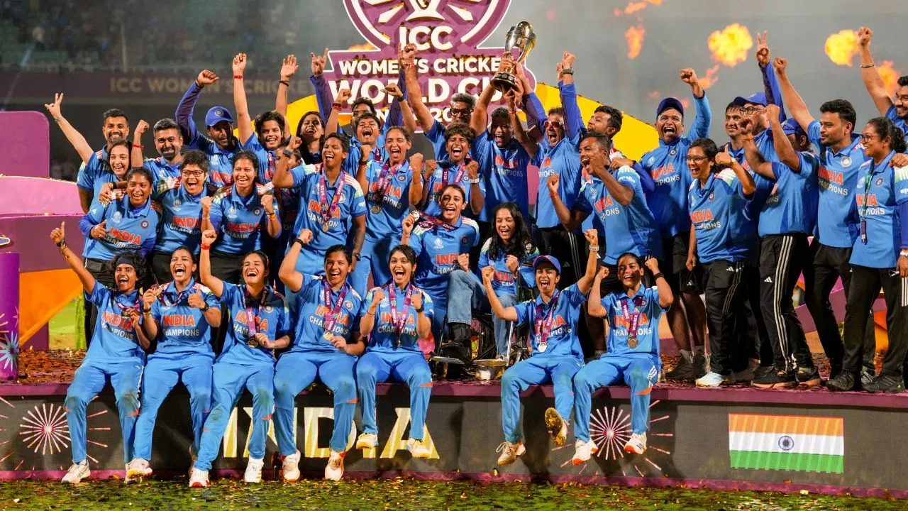 PM मोदी के आवास पर पहुंची विश्व कप जीतने वाली Womens Team India, कुछ देर में मुलाकात PM मोदी के आवास पर पहुंची विश्व कप जीतने वाली Womens Team India, कुछ देर में मुलाकात