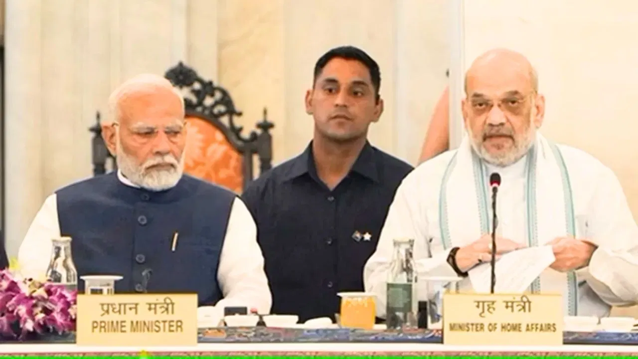 PM मोदी ने रायपुर में देशभर के DGP-IG के साथ की मीटिंग, जानें क्या है एजेंडा PM मोदी ने रायपुर में देशभर के DGP-IG के साथ की मीटिंग, जानें क्या है एजेंडा