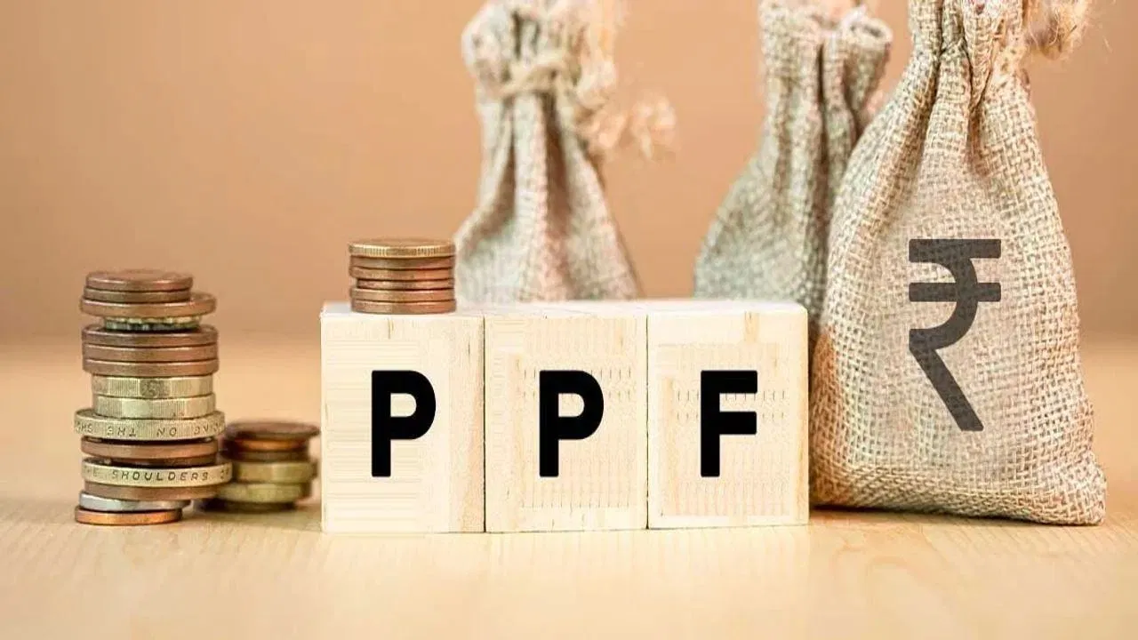 PPF Calculator: सिर्फ 12,500 रुपये की मासिक बचत से बनेगा 41 लाख का PPF फंड, ये है कैलकुलेशन PPF Calculator: सिर्फ 12,500 रुपये की मासिक बचत से बनेगा 41 लाख का PPF फंड, ये है कैलकुलेशन