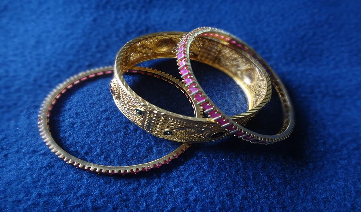 Peacock Design Bangles: हाथों की रौनक बढ़ाएंगे मोर डिजाइन वाले कड़े, हर मौके पर पाएं शाही अंदाज़ Peacock Design Bangles: हाथों की रौनक बढ़ाएंगे मोर डिजाइन वाले कड़े, हर मौके पर पाएं शाही अंदाज़