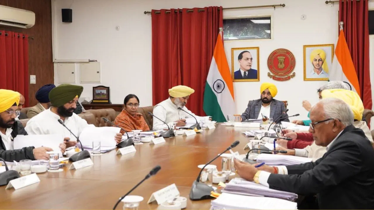 Punjab cabinet: बेहतर स्वास्थ्य सेवाओं पर जोर, 12 श्रेणियों के 300 स्पेशलिस्ट डॉक्टरों को सूचीबद्ध करने की मंजूरी Punjab cabinet: बेहतर स्वास्थ्य सेवाओं पर जोर, 12 श्रेणियों के 300 स्पेशलिस्ट डॉक्टरों को सूचीबद्ध करने की मंजूरी