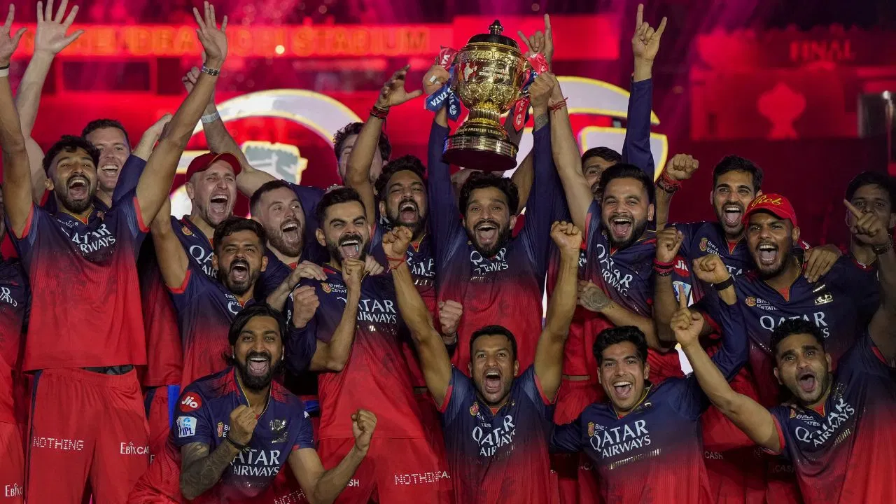 RCB को बेचने का हुआ ऐलान, 5 महीने के अंदर मिलेगा फ्रेंचाइजी को मिलेगा नया मालिक RCB को बेचने का हुआ ऐलान, 5 महीने के अंदर मिलेगा फ्रेंचाइजी को मिलेगा नया मालिक