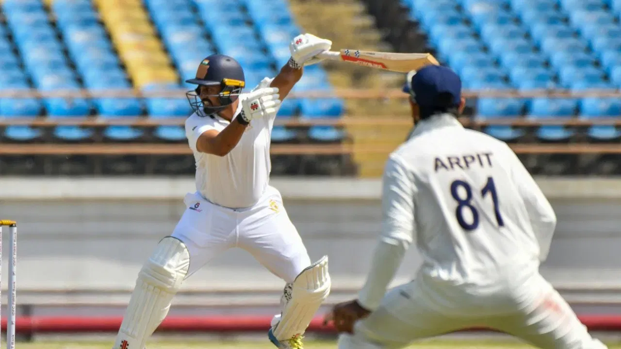 Ranji Trophy: इधर टीम इंडिया 93 पर ढेर, उधर करुण नायर ने अकेले ठोक दिए इससे ज्यादा रन Ranji Trophy: इधर टीम इंडिया 93 पर ढेर, उधर करुण नायर ने अकेले ठोक दिए इससे ज्यादा रन