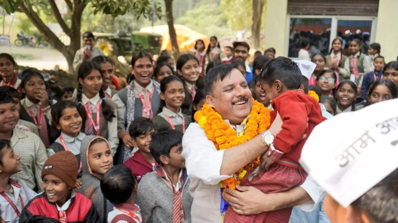 Sanjay Singh: सुल्तानपुर का बेटा हूं, लोगों के दुख-दर्द जानता हूं… संजय सिंह का UP सरकार पर निशाना Sanjay Singh: सुल्तानपुर का बेटा हूं, लोगों के दुख-दर्द जानता हूं... संजय सिंह का UP सरकार पर निशाना