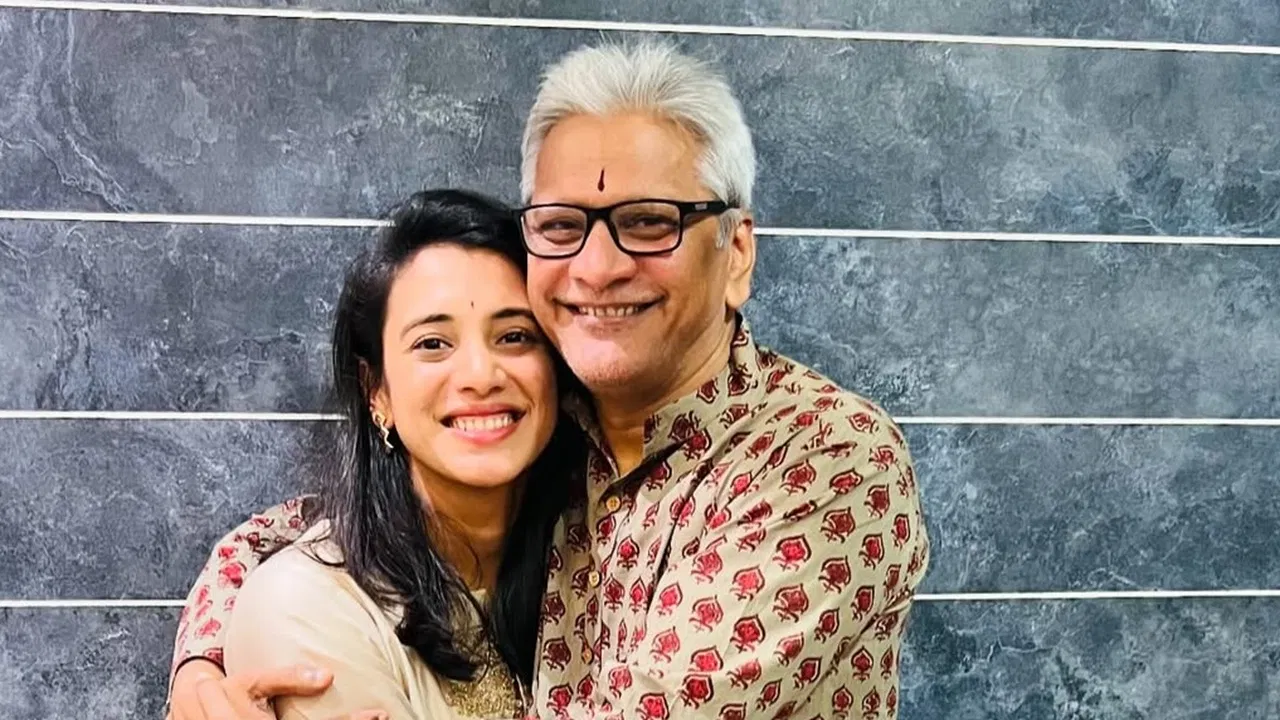 Smriti Mandhana Father: कौन हैं स्मृति मंधाना के पिता श्रीनिवास मंधाना, चलाते हैं ये खास कैफे Smriti Mandhana Father: कौन हैं स्मृति मंधाना के पिता श्रीनिवास मंधाना, चलाते हैं ये खास कैफे