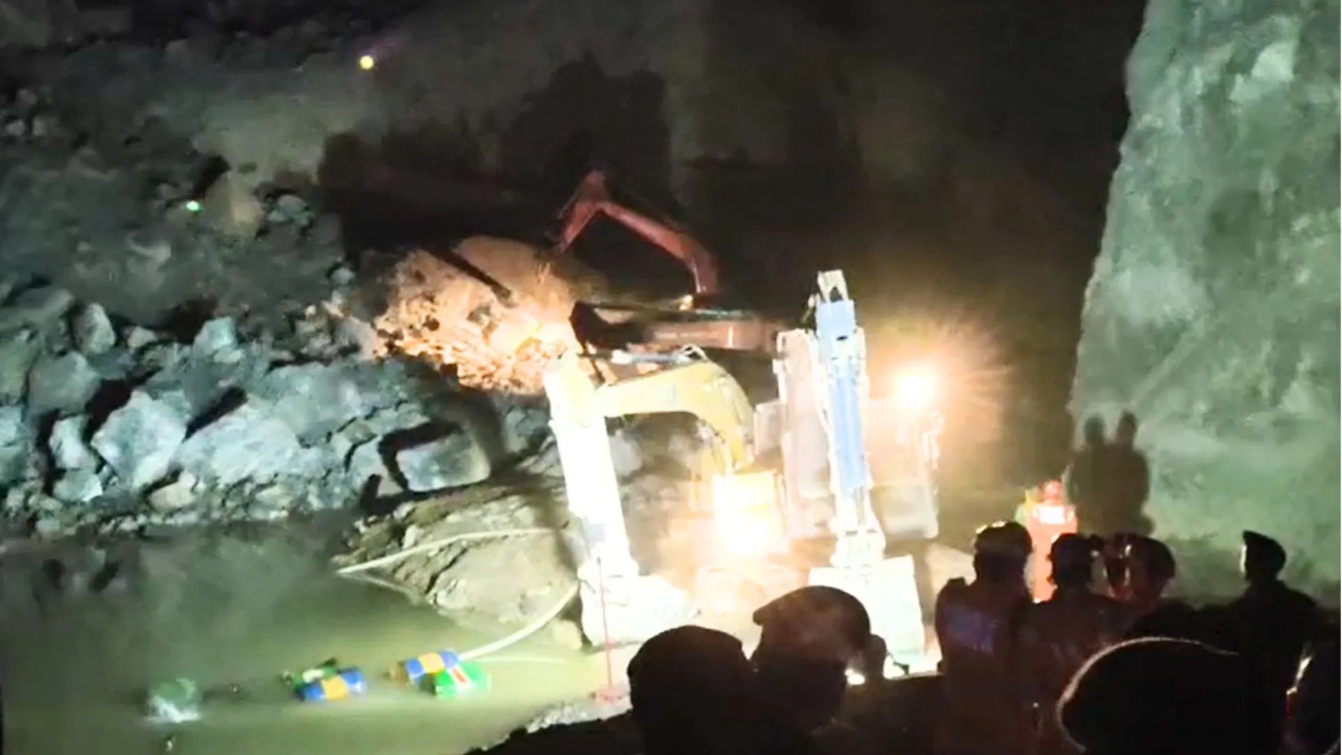 Sonbhadra Mining Collapse: कागज पर खदान का मालिक एक, जांच में निकले 9 लोग… सोनभद्र हादसे के बाद खनन का खेल उजागर Sonbhadra Mining Collapse: कागज पर खदान का मालिक एक, जांच में निकले 9 लोग... सोनभद्र हादसे के बाद खनन का खेल उजागर