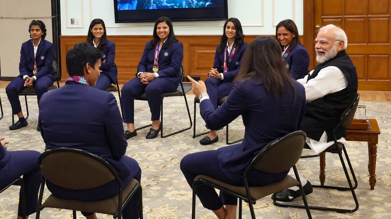 Team India meets PM Modi: जय श्री राम और हनुमान जी का टैटू… PM मोदी की इस खिलाड़ी से हुई खास बात Team India meets PM Modi: जय श्री राम और हनुमान जी का टैटू... PM मोदी की इस खिलाड़ी से हुई खास बात