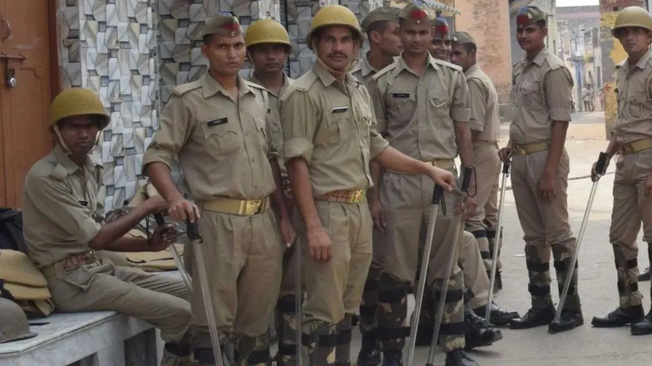 UP Home Guard Bharti 2025: होमगार्ड भर्ती लिखित परीक्षा के नंबरों में टाई तो किसका होगा चयन? जानें लें ये नियम UP Home Guard Bharti 2025: होमगार्ड भर्ती लिखित परीक्षा के नंबरों में टाई तो किसका होगा चयन? जानें लें ये नियम