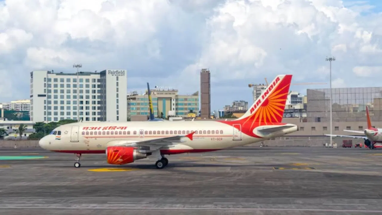 Jet Fuel Prices Hike: हवाई सफर हो सकता है महंगा, लगातार तीसरे महीने बढ़े जेट फ्यूल के दाम UP: कोहरे का सीधा असर उड़ानों पर, कई फ्लाइट्स हुईं घंटों लेट, मुंबई-कोलकाता रूट सबसे ज्यादा प्रभावित