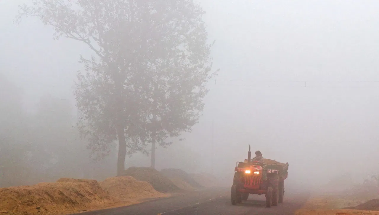Weather Update: ठंड, घना कोहरा और तेज हवाएं… उत्तर प्रदेश के इन जिलों में आज ऐसा रहेगा मौसम Weather Update: ठंड, घना कोहरा और तेज हवाएं... उत्तर प्रदेश के इन जिलों में आज ऐसा रहेगा मौसम