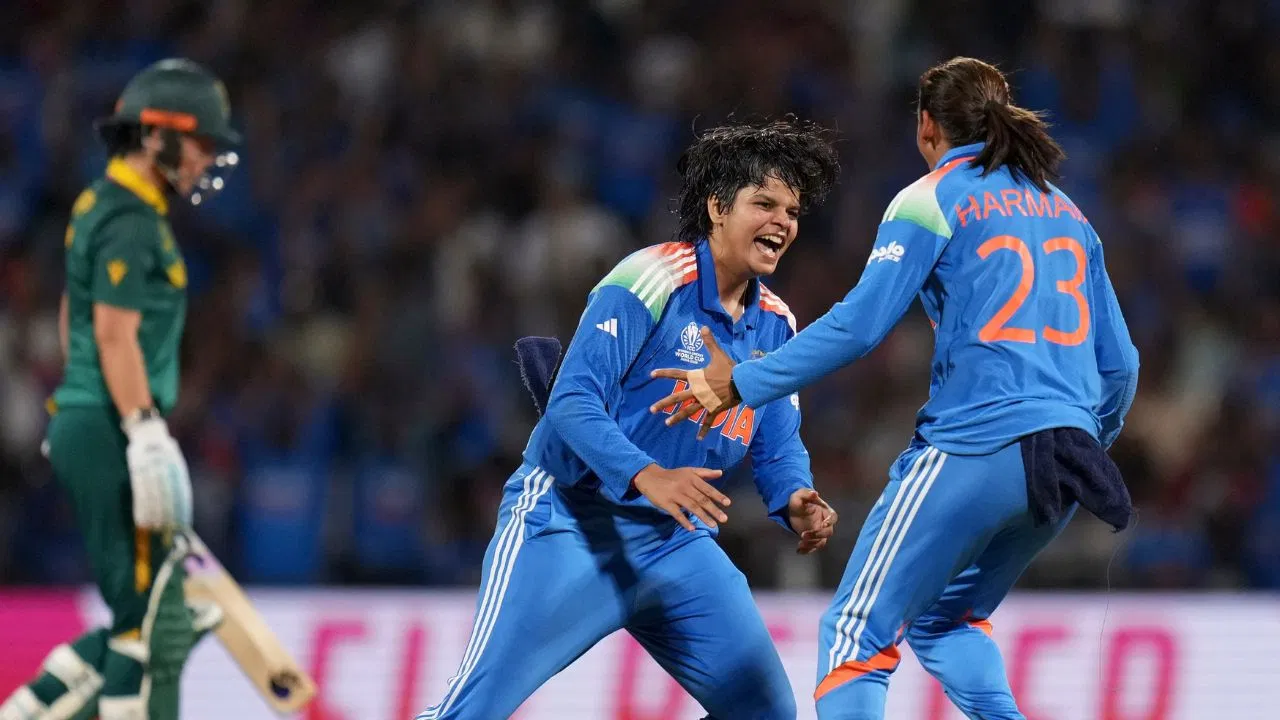 Women’s World Cup 2025: किसकी बात सुनकर हरमनप्रीत कौर ने शेफाली वर्मा को थमाई गेंद और पलट गया मैच? Women's World Cup 2025: किसकी बात सुनकर हरमनप्रीत कौर ने शेफाली वर्मा को थमाई गेंद और पलट गया मैच?