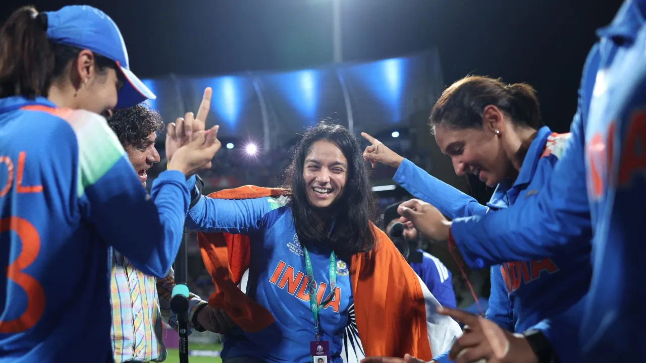 Women’s World Cup 2025: पांव में गंभीर चोट के बावजूद प्रतिका रावल ने किया डांस, वर्ल्ड कप जीतने के बाद वायरल हुआ VIDEO Women's World Cup 2025: पांव में गंभीर चोट के बावजूद प्रतिका रावल ने किया डांस, वर्ल्ड कप जीतने के बाद वायरल हुआ VIDEO