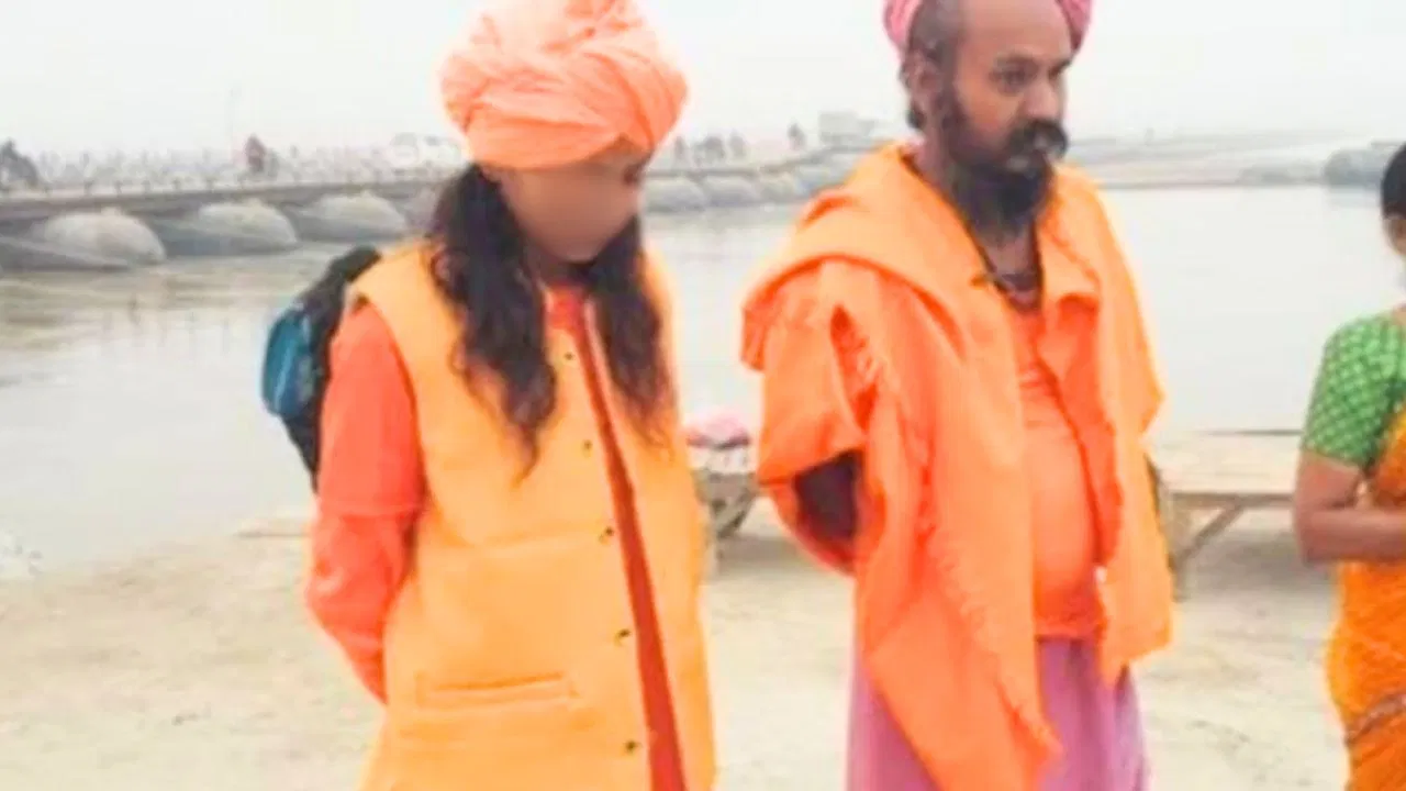 आगरा: महाकुंभ में 13 साल की बेटी बन गई थी साध्वी, अब 10 माह बाद घर लौटी, वापसी के लिए परिवार को क्या-क्या करना पड़ा? आगरा: महाकुंभ में 13 साल की बेटी बन गई थी साध्वी, अब 10 माह बाद घर लौटी, वापसी के लिए परिवार को क्या-क्या करना पड़ा?