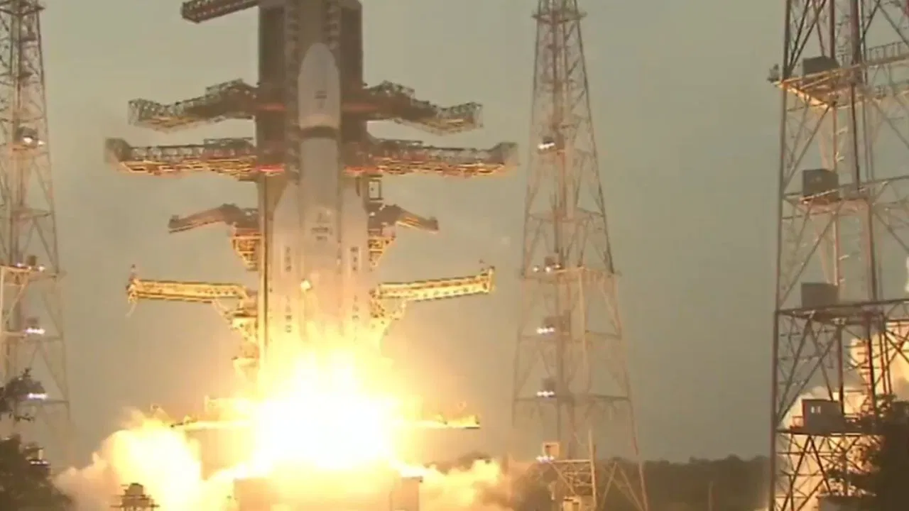 आत्मनिर्भर भारत की नई उड़ान… ISRO ने लॉन्च किया बाहुबली रॉकेट GSAT-7R आत्मनिर्भर भारत की नई उड़ान... ISRO ने लॉन्च किया बाहुबली रॉकेट GSAT-7R