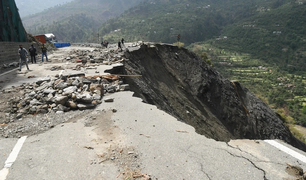 इंडोनेशिया के जावा में भूस्खलन का कहर, 6 की मौत, 17 अब भी लापता, दर्जनों घर जमींदोज इंडोनेशिया के जावा में भूस्खलन का कहर, 6 की मौत, 17 अब भी लापता, दर्जनों घर जमींदोज