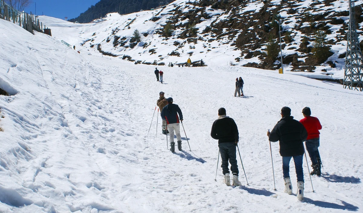 उत्तराखंड में बर्फबारी का लुत्फ उठाने के लिए टॉप 6 डेस्टिनेशन, विंटर ट्रिप की बनेगी यादगार उत्तराखंड में बर्फबारी का लुत्फ उठाने के लिए टॉप 6 डेस्टिनेशन, विंटर ट्रिप की बनेगी यादगार