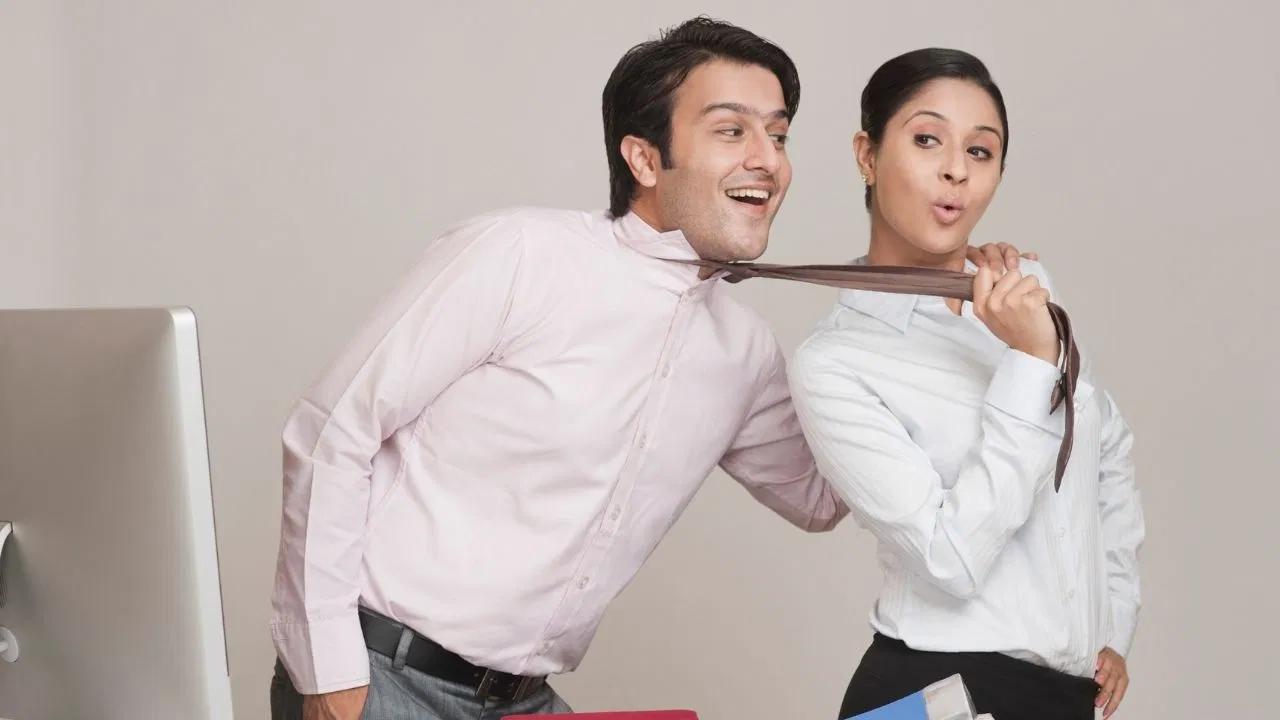 ऑफिस रोमांस को लेकर नया रिकॉर्ड बना गए भारतीय, ये सच है चौंकाने वाला ऑफिस रोमांस को लेकर नया रिकॉर्ड बना गए भारतीय, ये सच है चौंकाने वाला