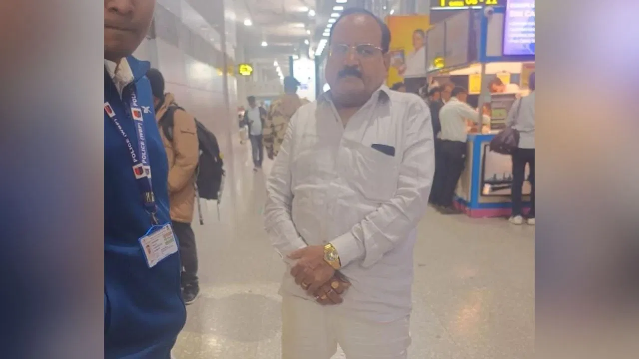 कफ सिरप केस: सरगना शुभम जायसवाल का पिता गिरफ्तार, कोलकाता एयरपोर्ट पर पुलिस ने दबोचा, थाईलैंड भागने की थी तैयारी कफ सिरप केस: सरगना शुभम जायसवाल का पिता गिरफ्तार, कोलकाता एयरपोर्ट पर पुलिस ने दबोचा, थाईलैंड भागने की थी तैयारी