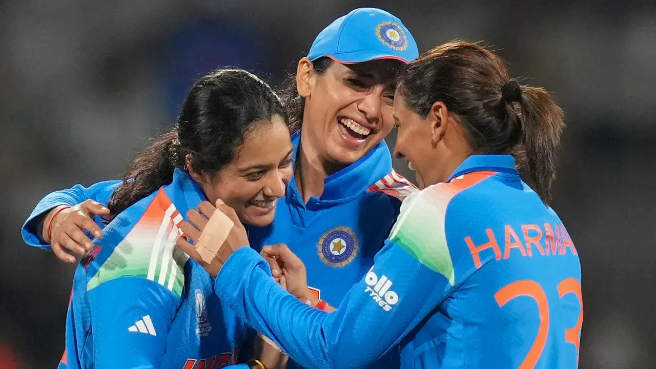 करोड़ों में होती है महिला क्रिकेटर्स की कमाई, इन 4 चीजों से बरसता है पैसा ही पैसा करोड़ों में होती है महिला क्रिकेटर्स की कमाई, इन 4 चीजों से बरसता है पैसा ही पैसा