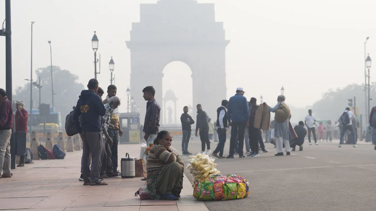 कैसे साफ होगी दिल्ली की हवा? 35 इलाकों में अब भी प्रदूषण का रेड अलर्ट; जानें आज के मौसम का हाल कैसे साफ होगी दिल्ली की हवा? 35 इलाकों में अब भी प्रदूषण का रेड अलर्ट; जानें आज के मौसम का हाल