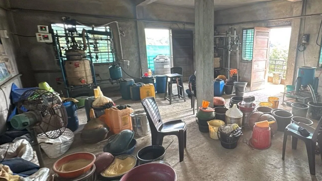 गुजरात: वलसाड में अल्प्राजोलम बनाने वाली फैक्ट्री का भंडाफोड़, 22 करोड़ की ड्रग्स जब्त, 4 गिरफ्तार गुजरात: वलसाड में अल्प्राजोलम बनाने वाली फैक्ट्री का भंडाफोड़, 22 करोड़ की ड्रग्स जब्त, 4 गिरफ्तार
