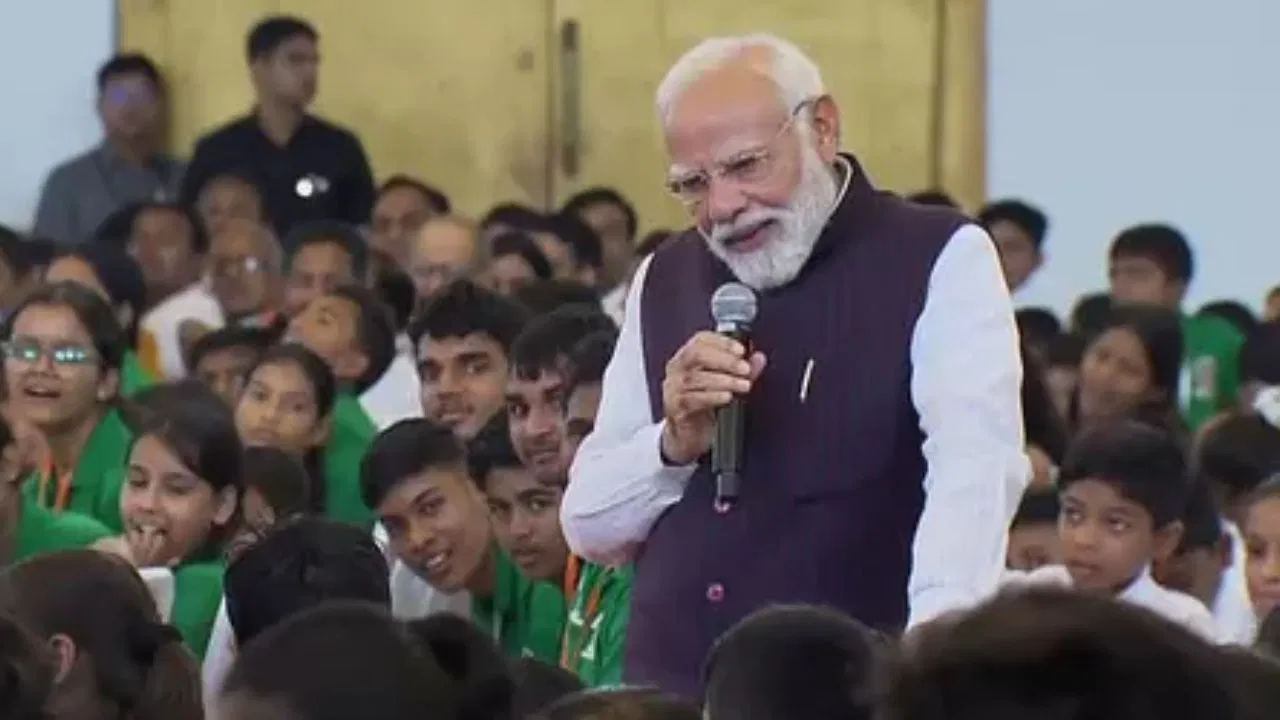छत्तीसगढ़: रायपुर में PM मोदी अनोखा अंदाज, सत्य साईं अस्पताल में बच्चों से की ‘दिल की बात’ छत्तीसगढ़: रायपुर में PM मोदी अनोखा अंदाज, सत्य साईं अस्पताल में बच्चों से की 'दिल की बात'