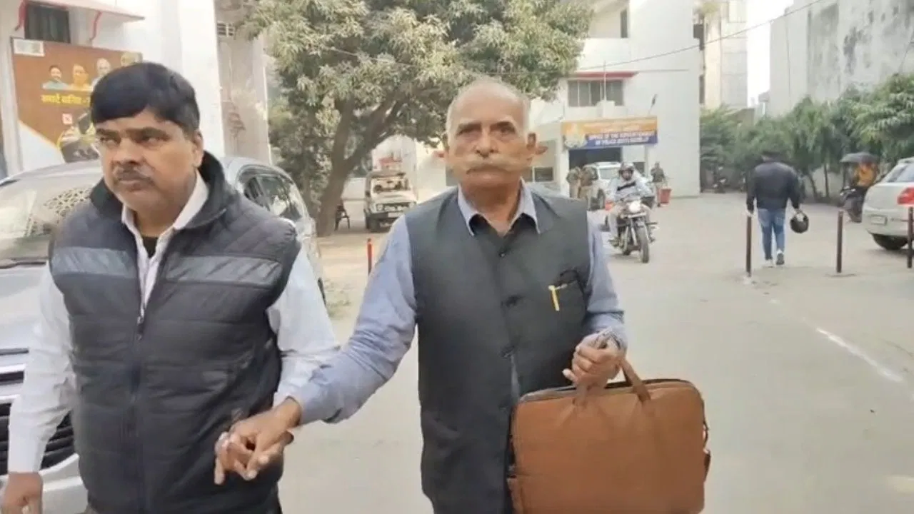जमीन पर कब्जा, फिर रिटायर्ड सूबेदार को मारी गोली, कुचलने की भी कोशिश… न्याय के लिए भटक रहा 3 युद्ध लड़ने वाला सैनिक जमीन पर कब्जा, फिर रिटायर्ड सूबेदार को मारी गोली, कुचलने की भी कोशिश... न्याय के लिए भटक रहा 3 युद्ध लड़ने वाला सैनिक